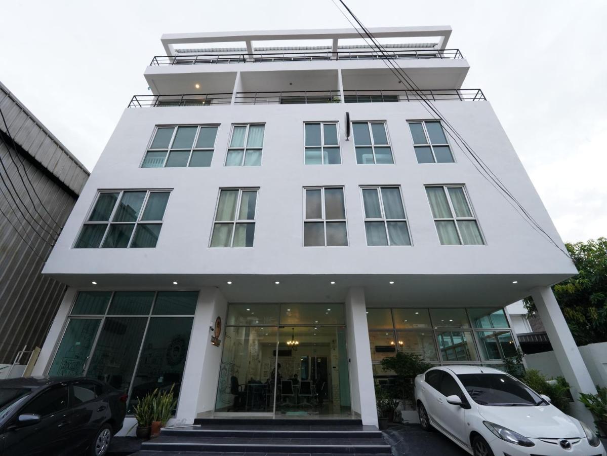 Roomquest Bangkok Sukhumvit 50 Exterior photo